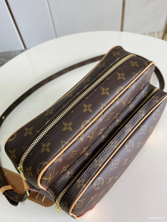 WIS VUITTON LOUIS MESSENGER 1006